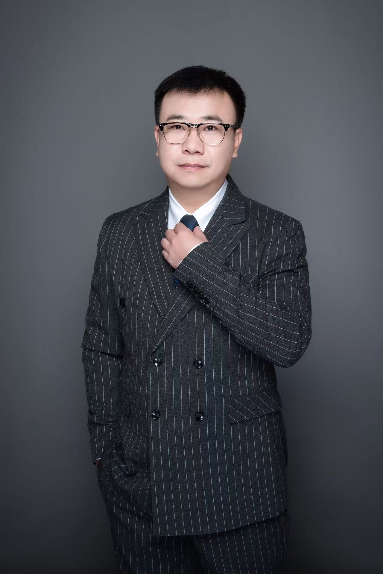 张利律师照片.jpg